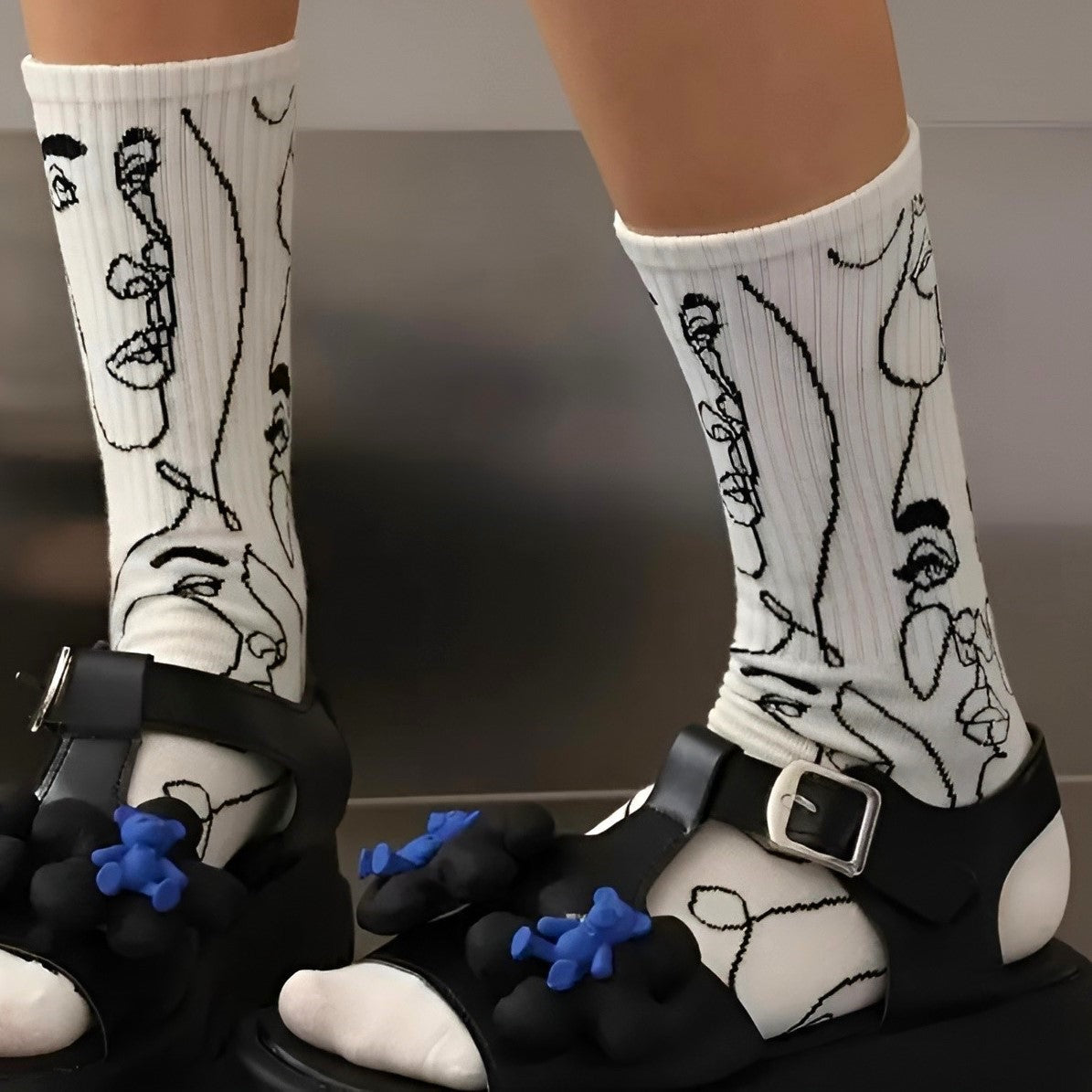 Starrende Gesichter - Abstrakte Linienkunst Socken