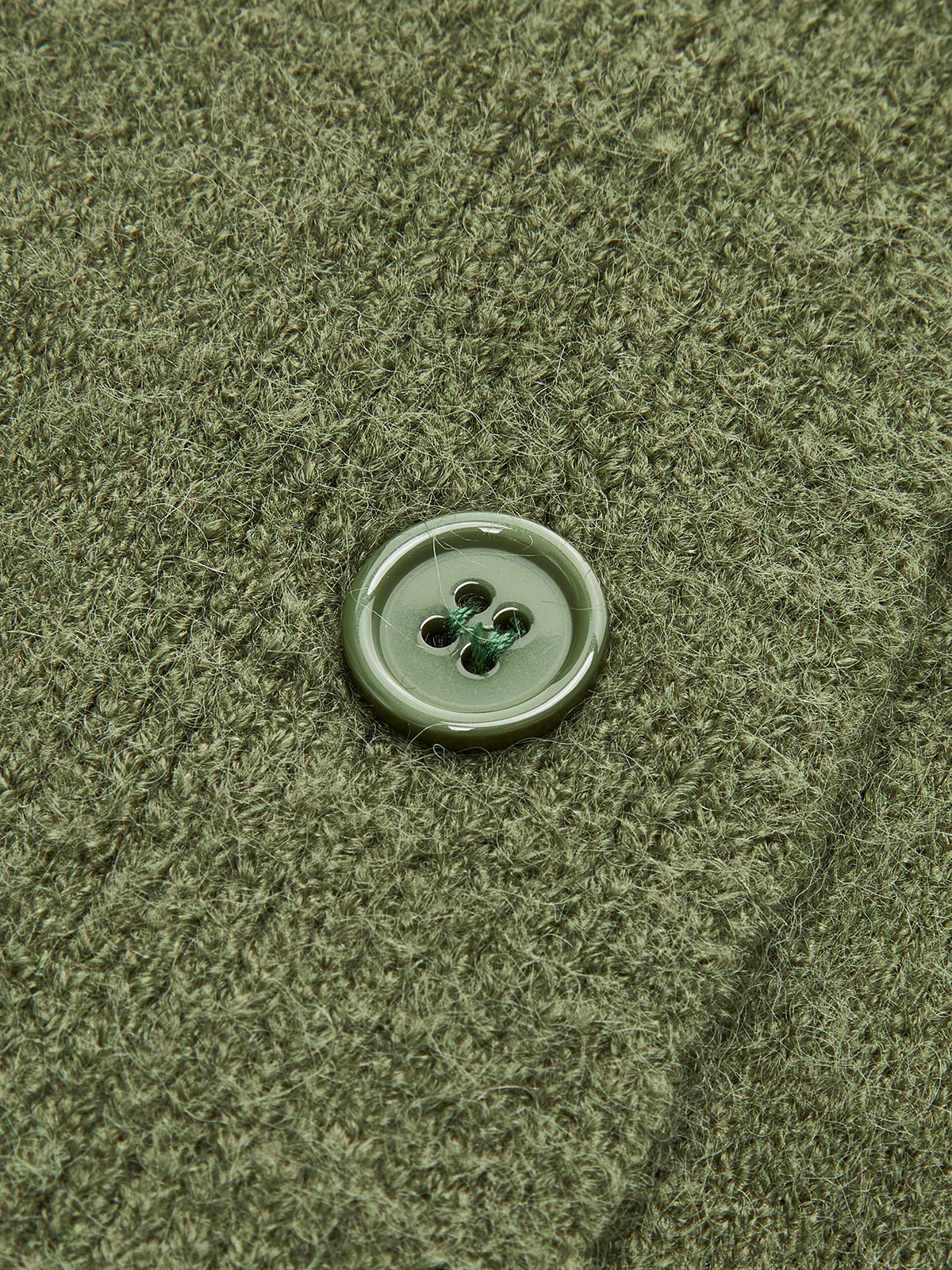 Kurze Strickjacke mit Knopfkragen