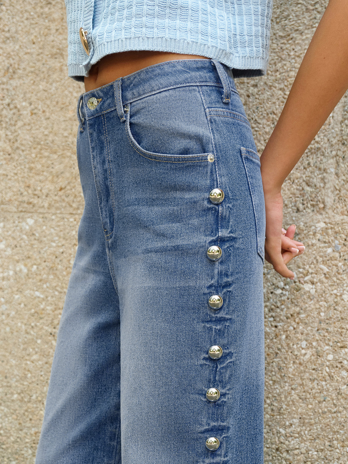 Jeans mit Knopfdetails und Taschen