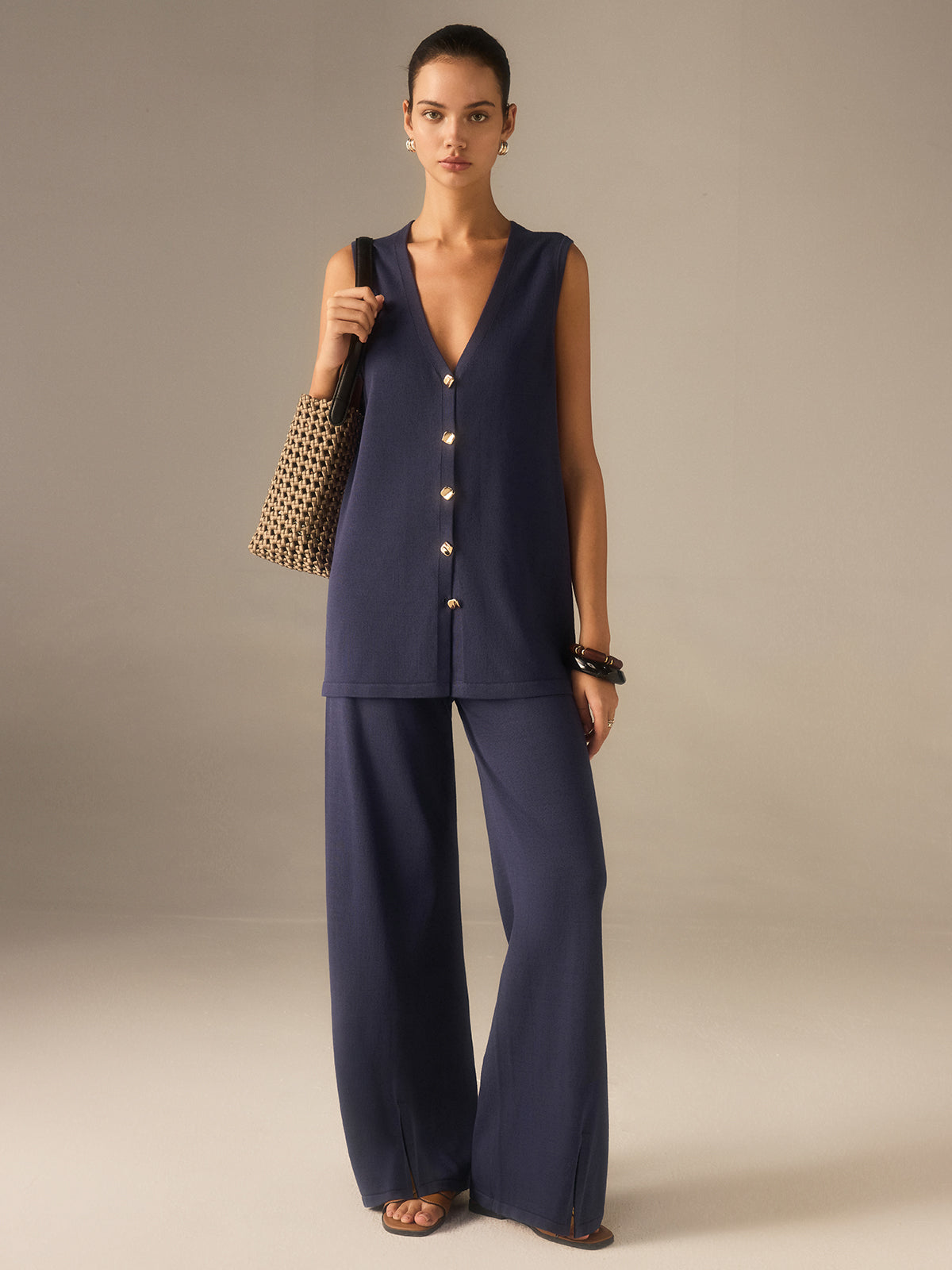 Goldenes Knopf Strickweste Hosen Set