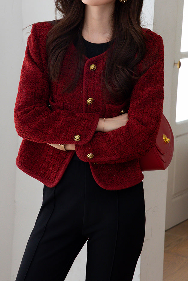 Elegante runde Jacke mit Rundhalsausschnitt, dekoriert mit Knöpfen und ausgestattet mit einem Futter