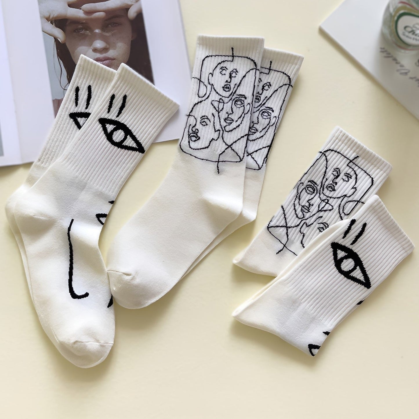 Starrende Gesichter - Abstrakte Linienkunst Socken