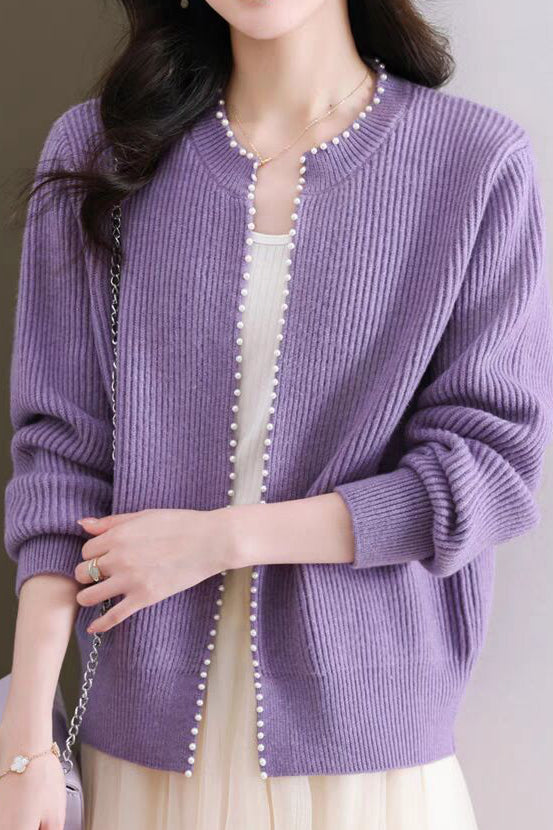 Perlenverzierte gestrickte Strickjacke