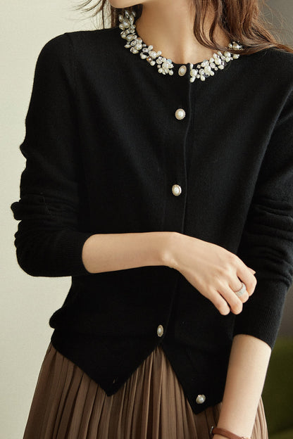Eleganter, mit Perlen dekorierter Cardigan