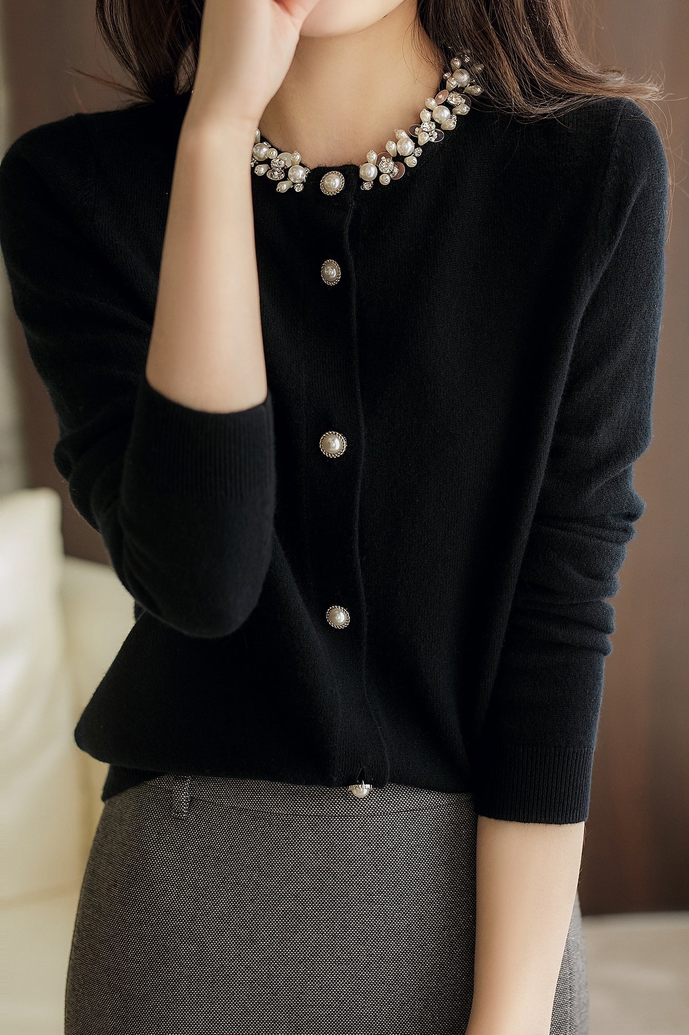 Eleganter, mit Perlen dekorierter Cardigan