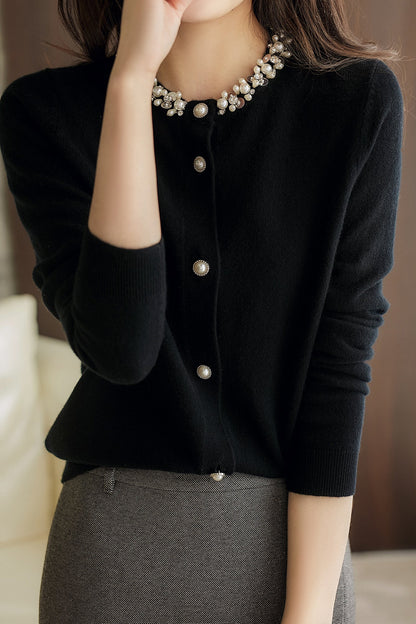 Eleganter, mit Perlen dekorierter Cardigan