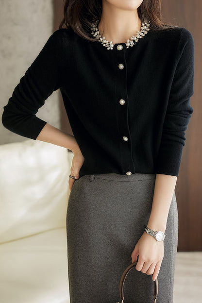 Eleganter, mit Perlen dekorierter Cardigan