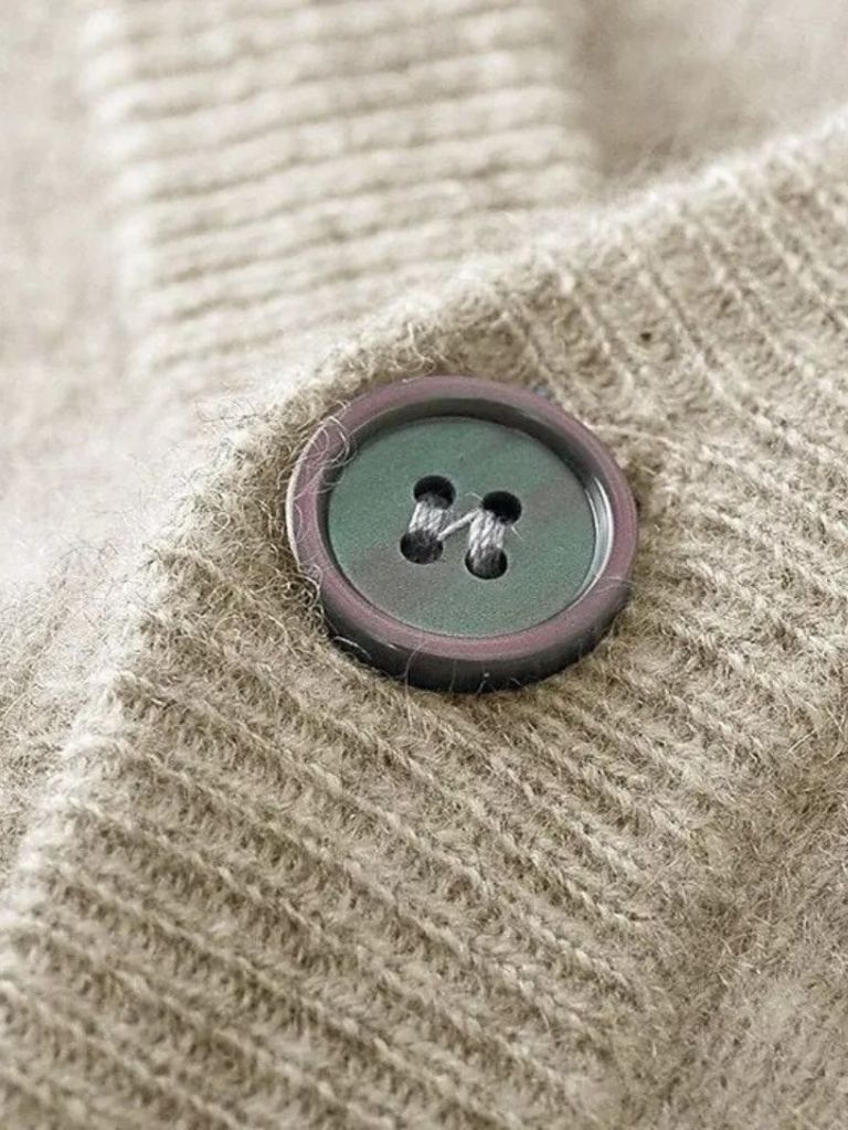 100% Eleganter Merinowoll-Strick-Cardigan mit V-Ausschnitt - Cross & Crown