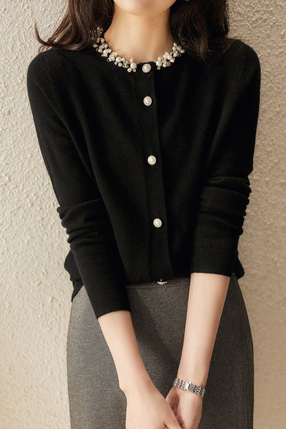 Eleganter, mit Perlen dekorierter Cardigan