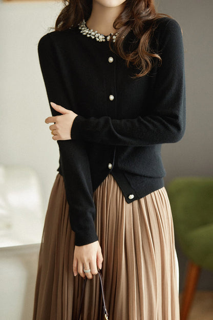 Eleganter, mit Perlen dekorierter Cardigan