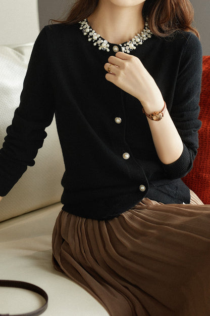 Eleganter, mit Perlen dekorierter Cardigan