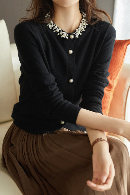 Eleganter, mit Perlen dekorierter Cardigan