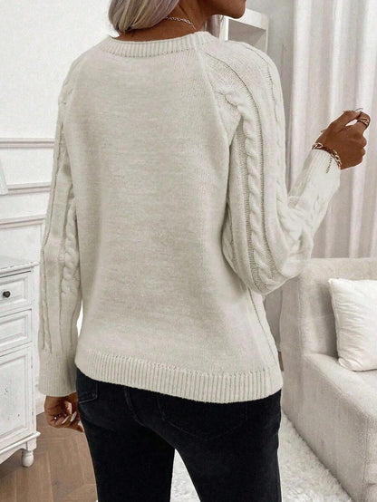 Clara – Zopfmuster-Strickpullover mit Knopfdetails