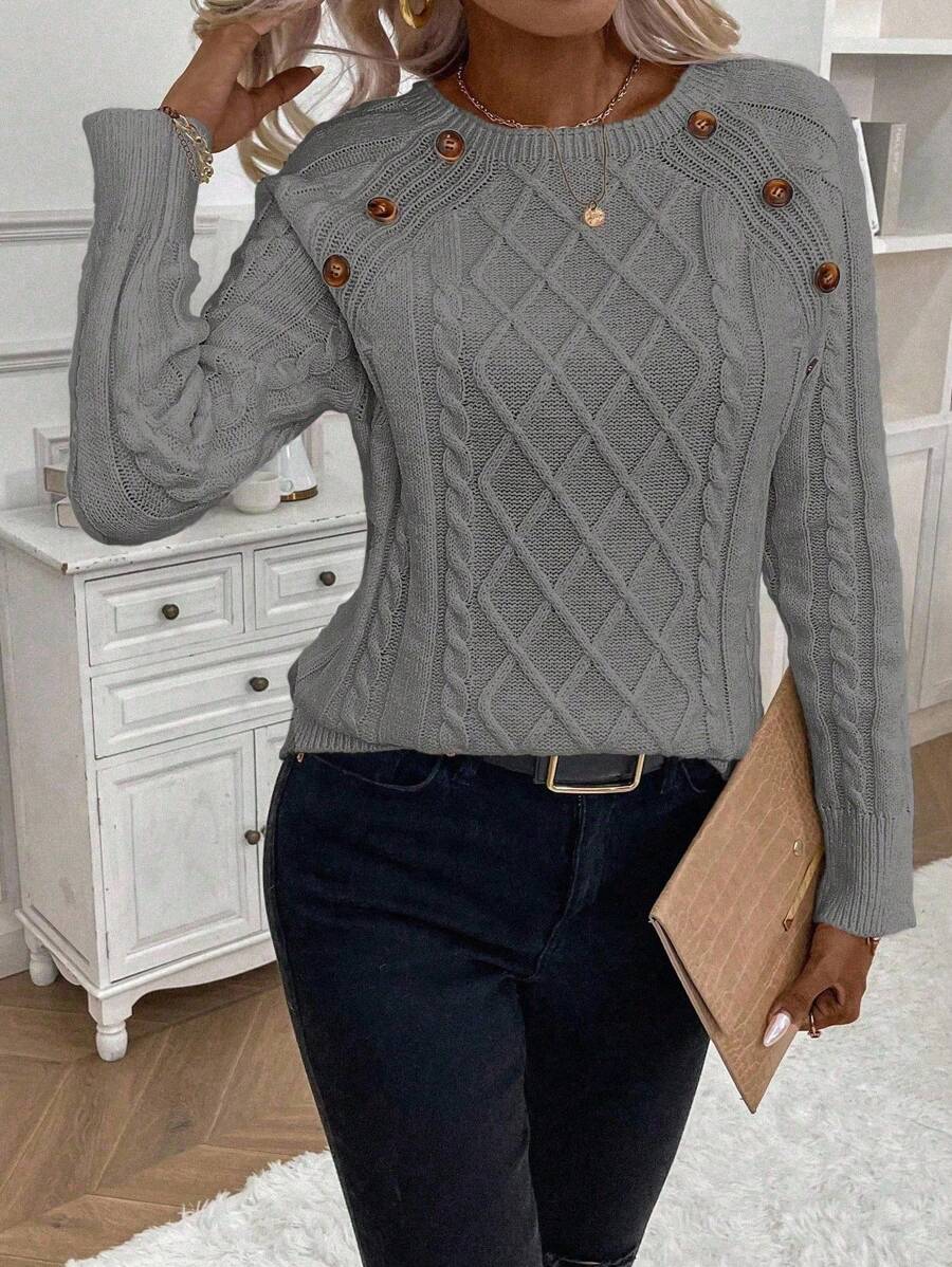 Clara – Zopfmuster-Strickpullover mit Knopfdetails