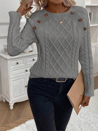 Clara – Zopfmuster-Strickpullover mit Knopfdetails