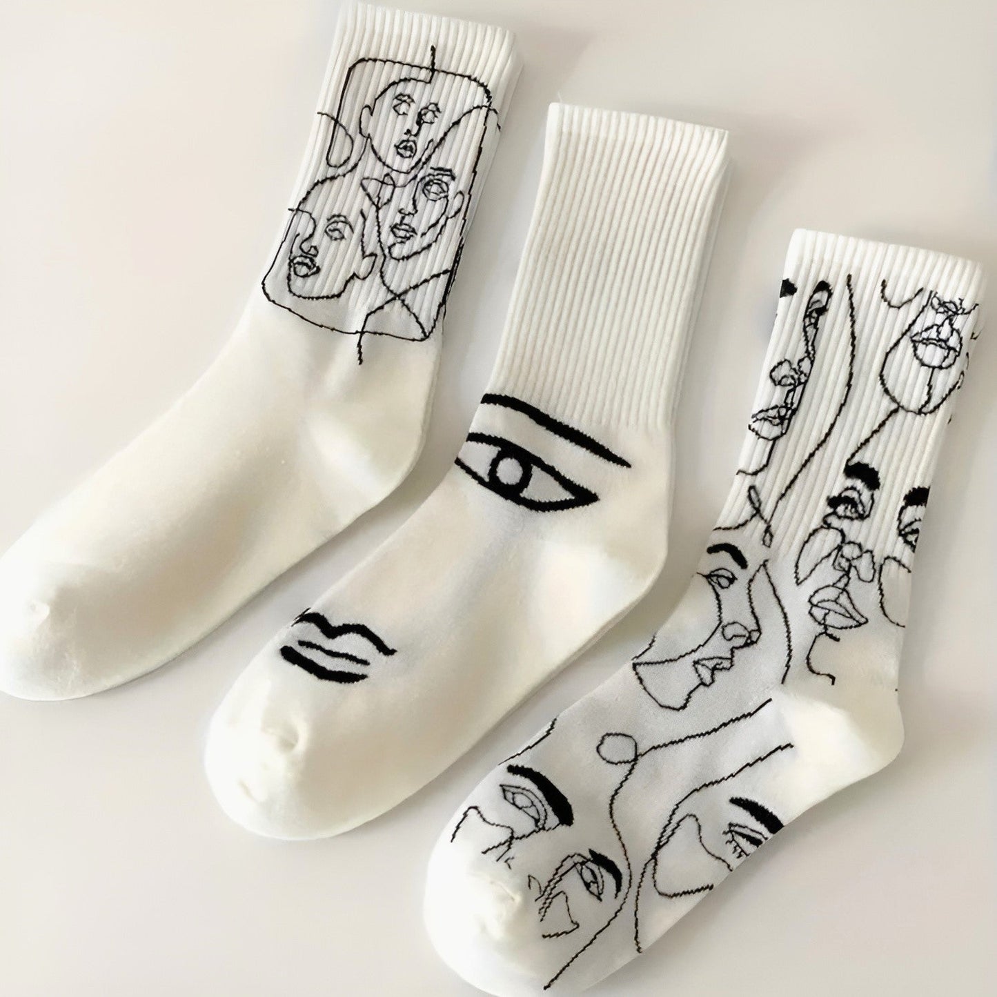 Starrende Gesichter - Abstrakte Linienkunst Socken