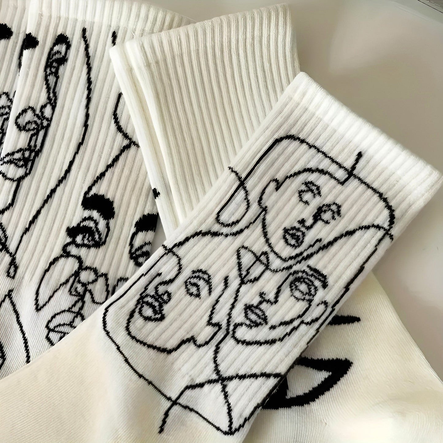 Starrende Gesichter - Abstrakte Linienkunst Socken