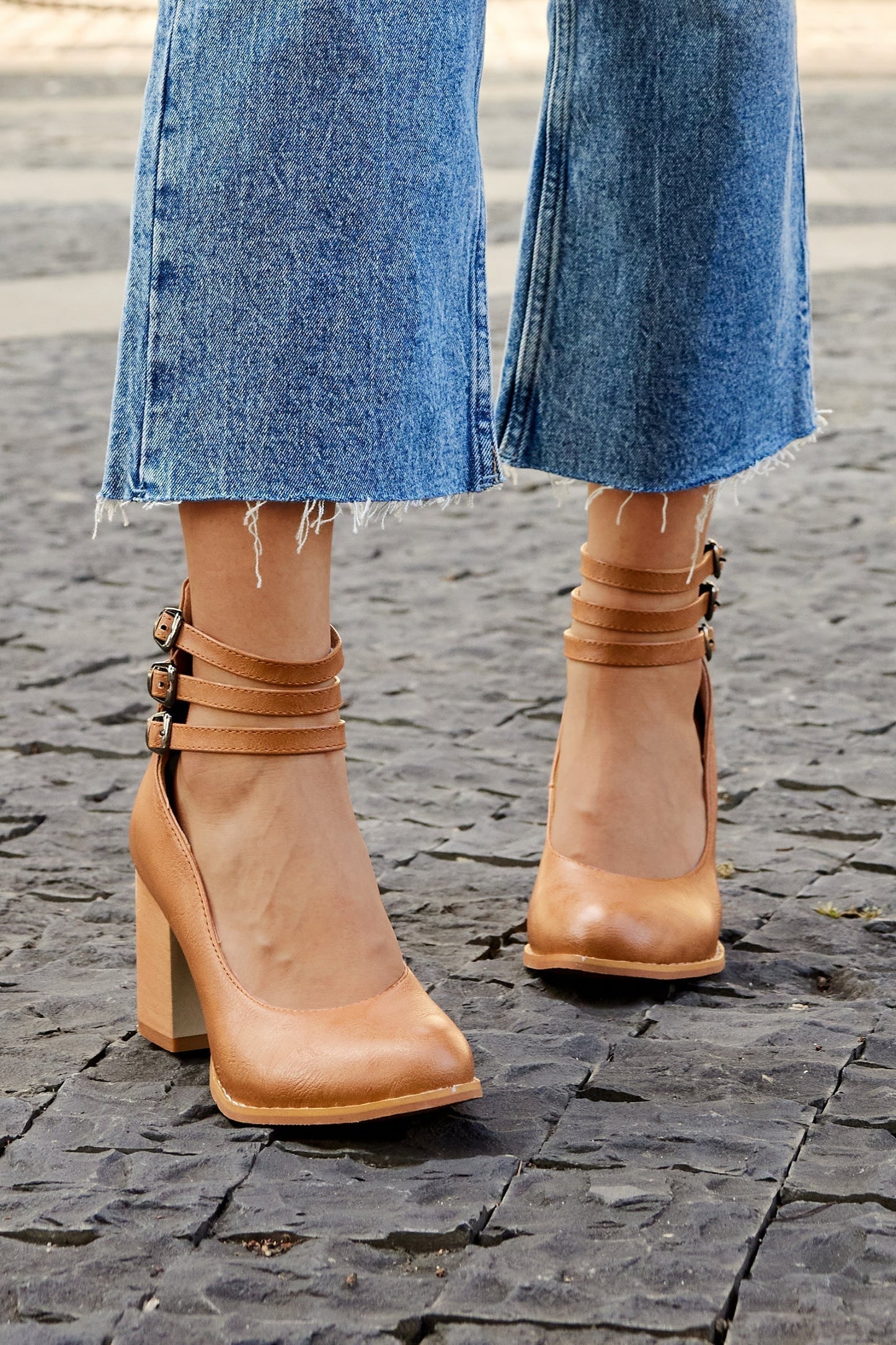 Caa™ | Glänzende Sandale mit Knöchelriemen und Blockabsatz