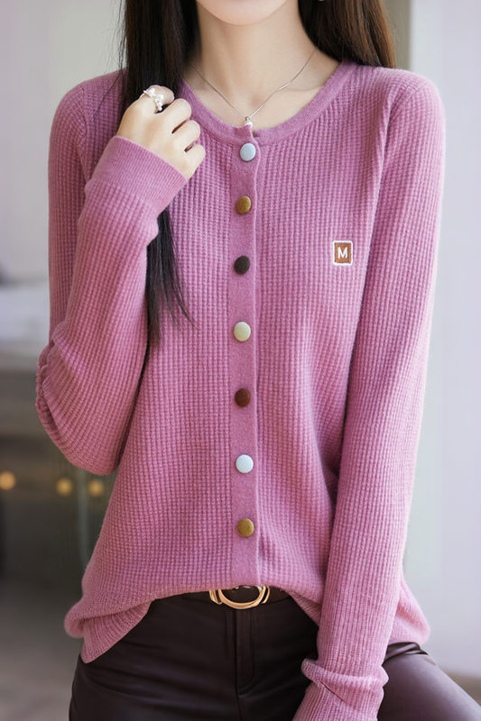 Lässiger Strickcardigan mit farbigen Knöpfen