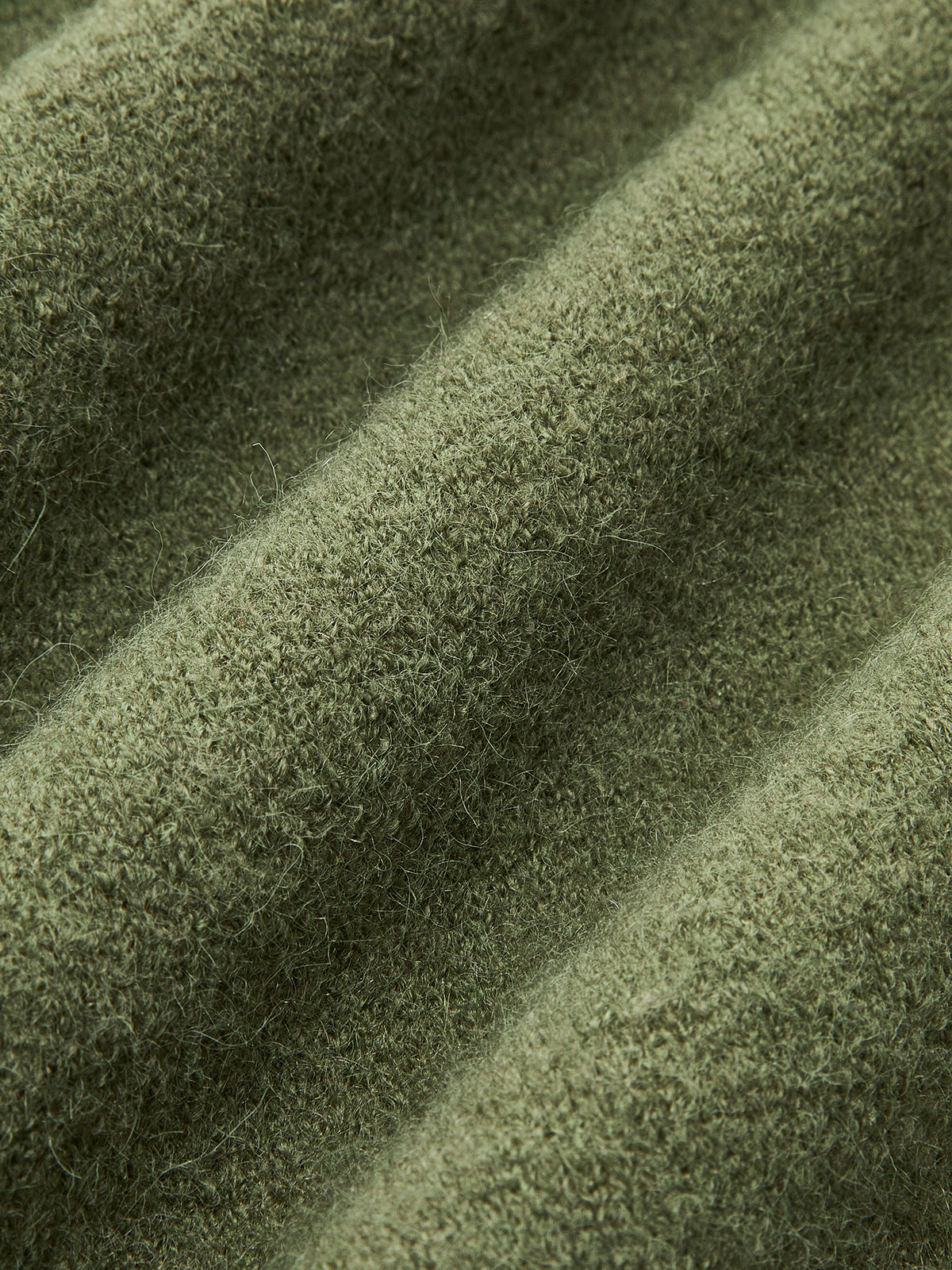 Kurze Strickjacke mit Knopfkragen