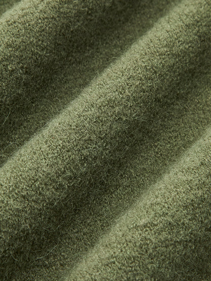 Kurze Strickjacke mit Knopfkragen