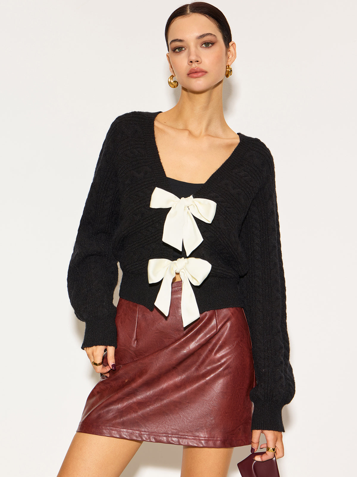 V-Ausschnitt mit Schleifendetail Wickeljacke