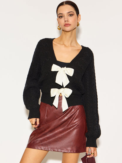 V-Ausschnitt mit Schleifendetail Wickeljacke