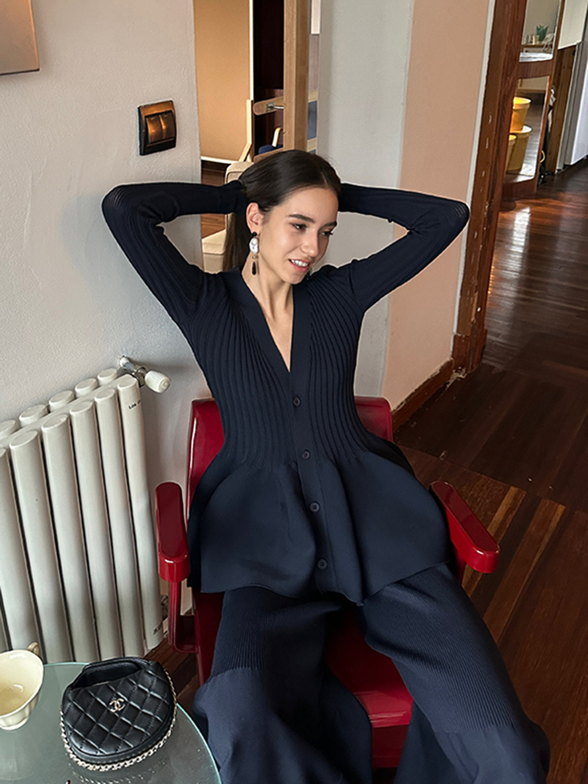 V-Ausschnitt Rüschendetail Knopfjacke