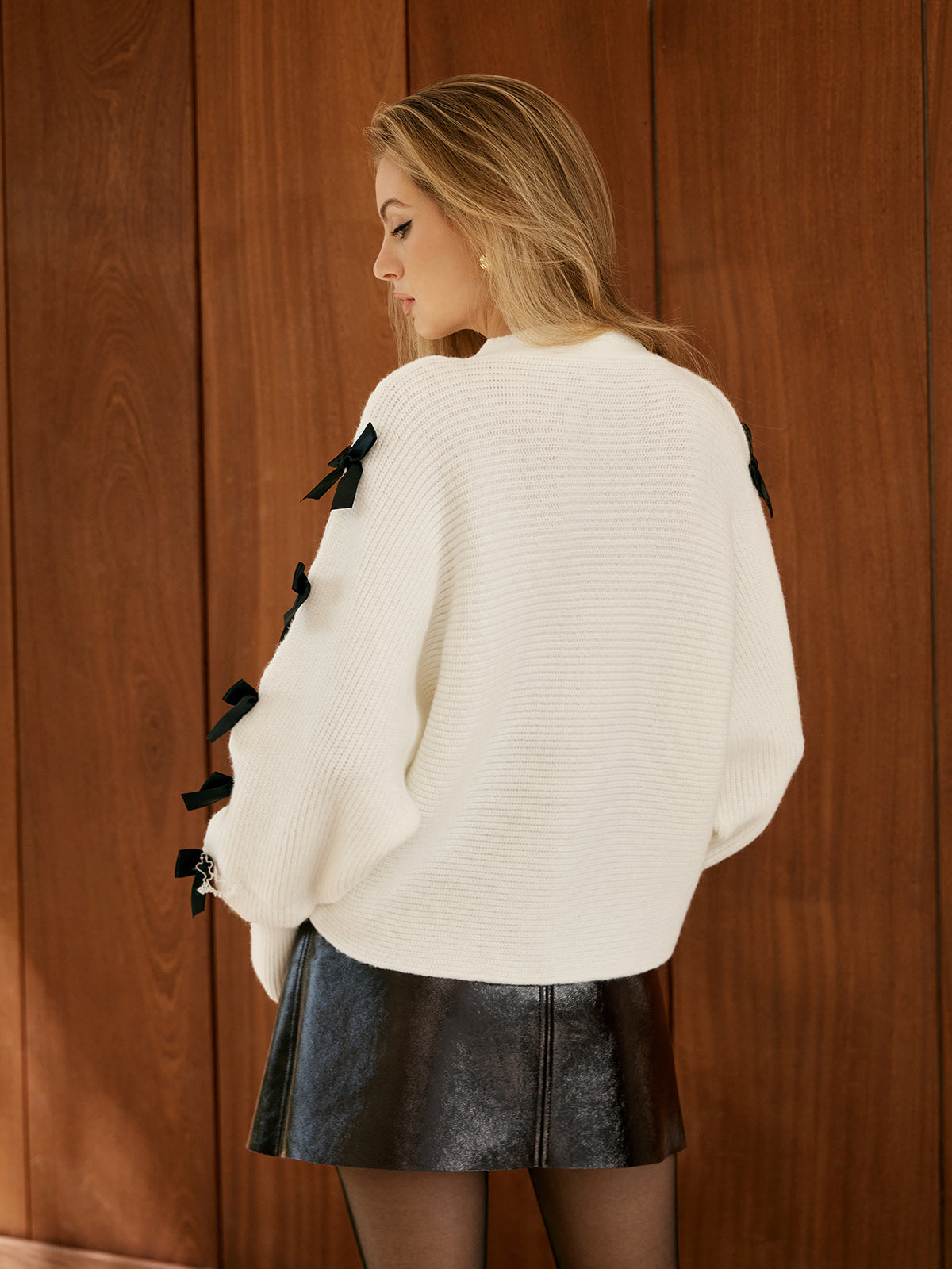 V-Ausschnitt mit Schleifendetail Kurze Strickjacke