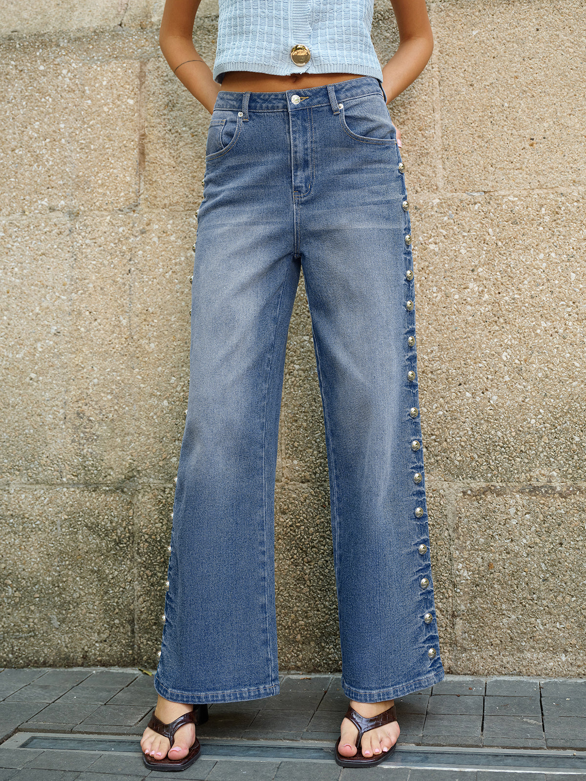Jeans mit Knopfdetails und Taschen