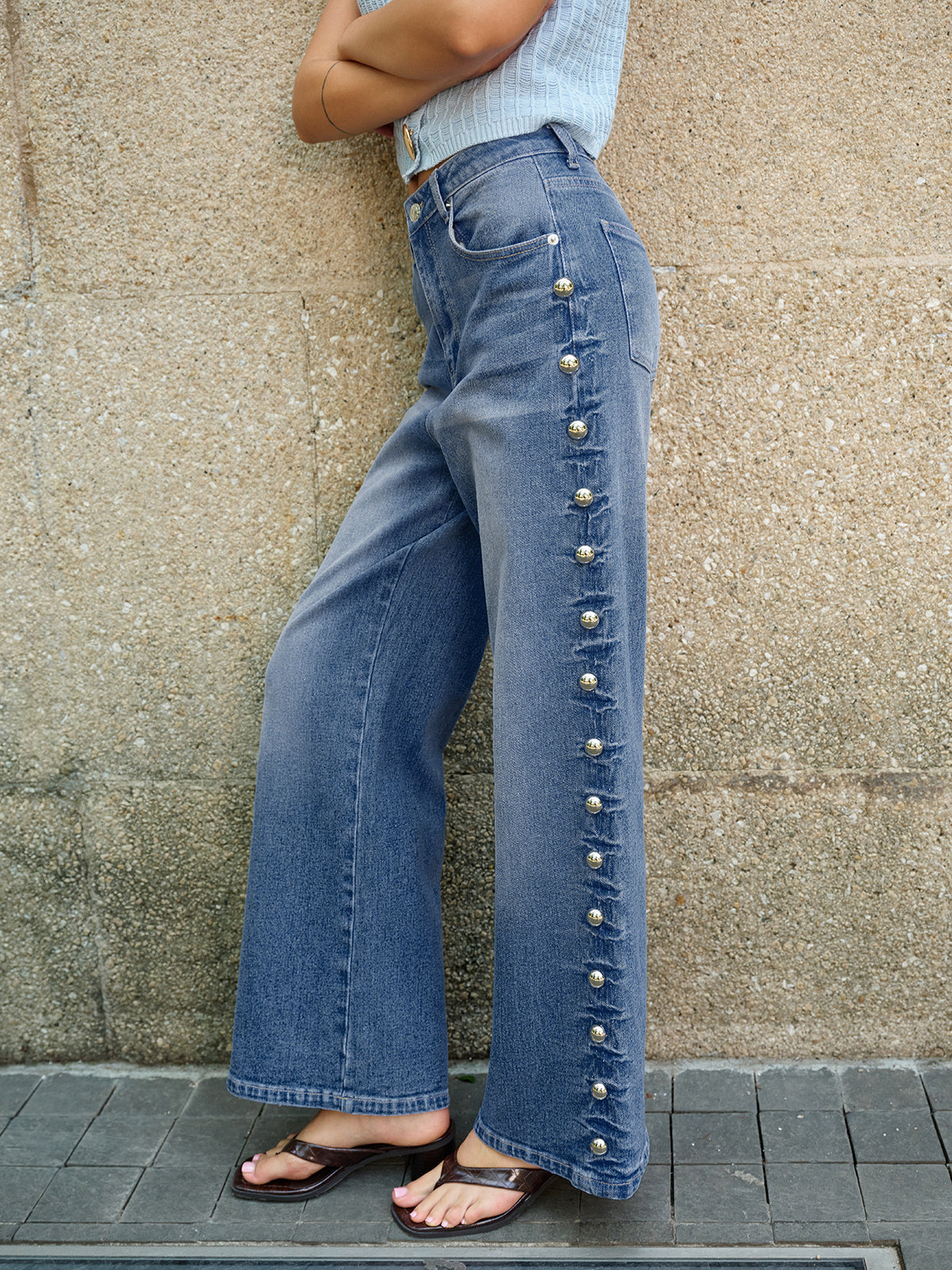 Jeans mit Knopfdetails und Taschen