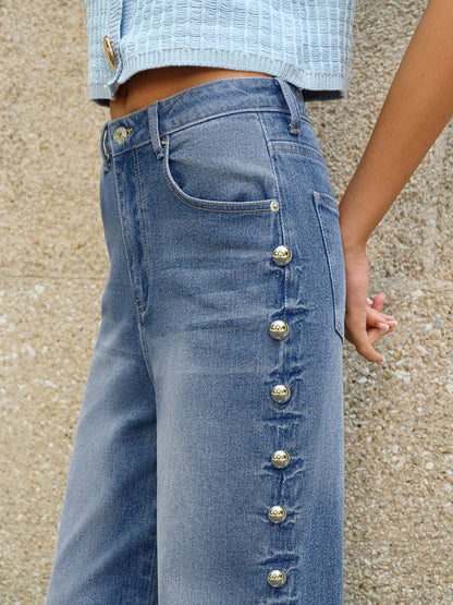 Jeans mit Knopfdetails und Taschen