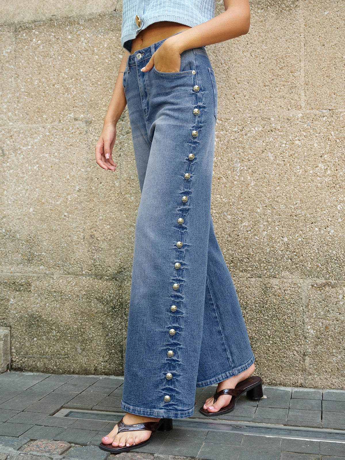 Jeans mit Knopfdetails und Taschen