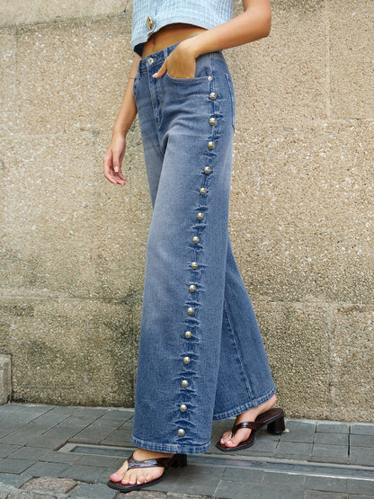 Jeans mit Knopfdetails und Taschen