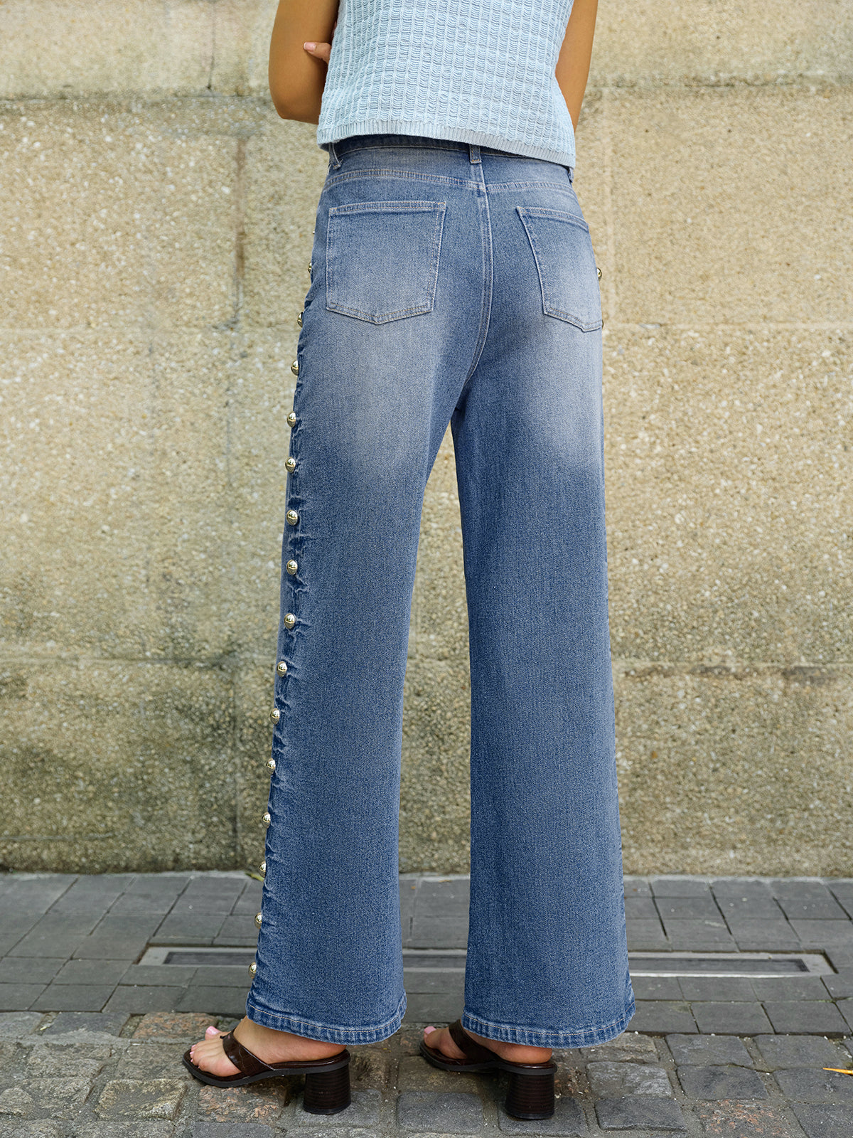 Jeans mit Knopfdetails und Taschen