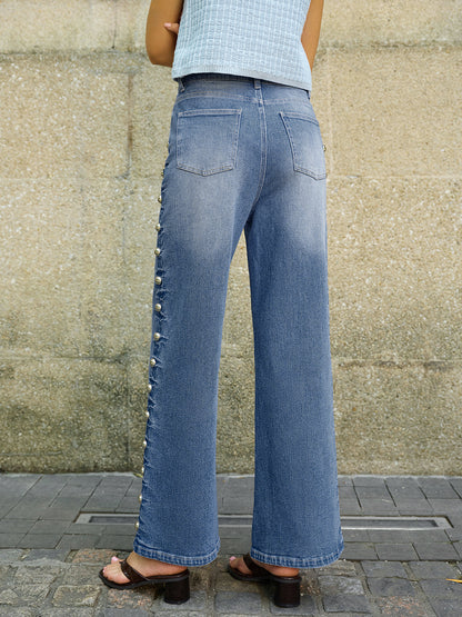 Jeans mit Knopfdetails und Taschen