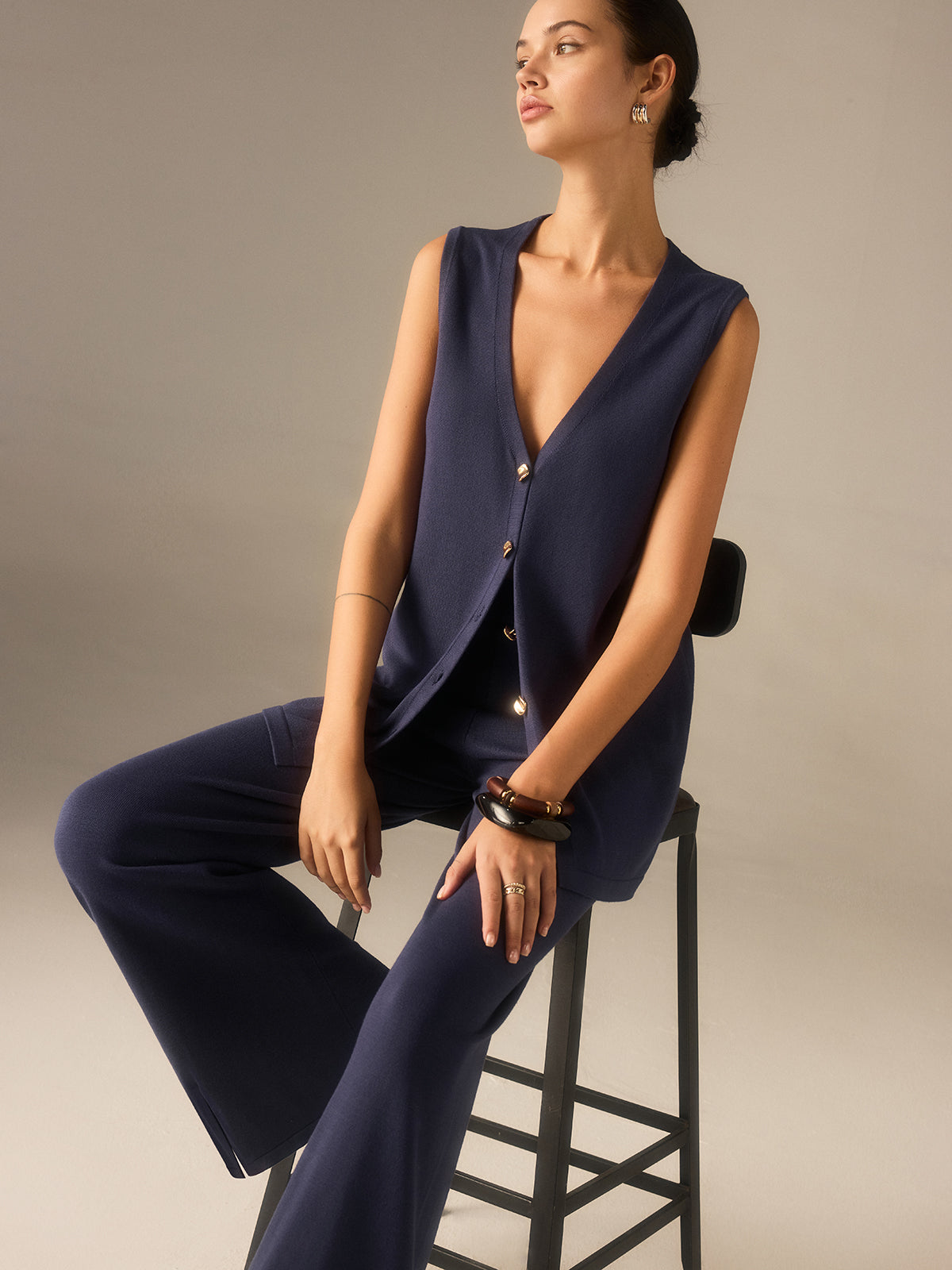 Goldenes Knopf Strickweste Hosen Set