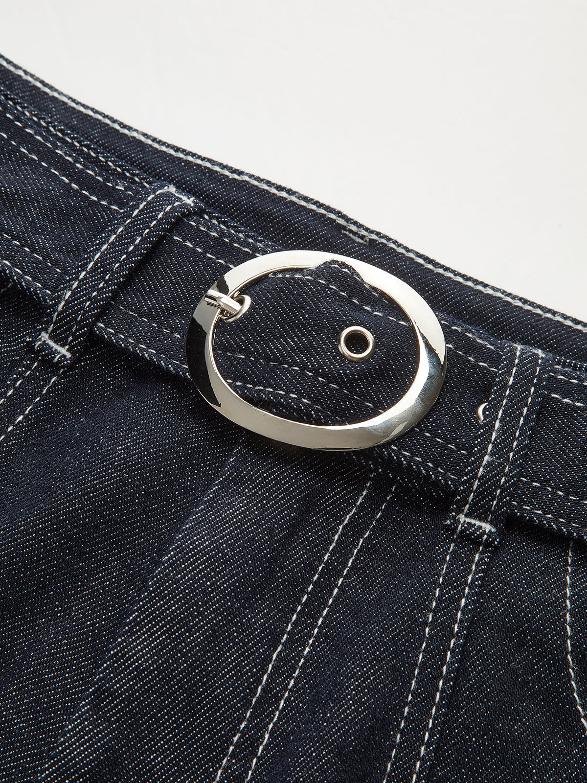Denim-Hosen mit Kontrastnähten und Gürtel