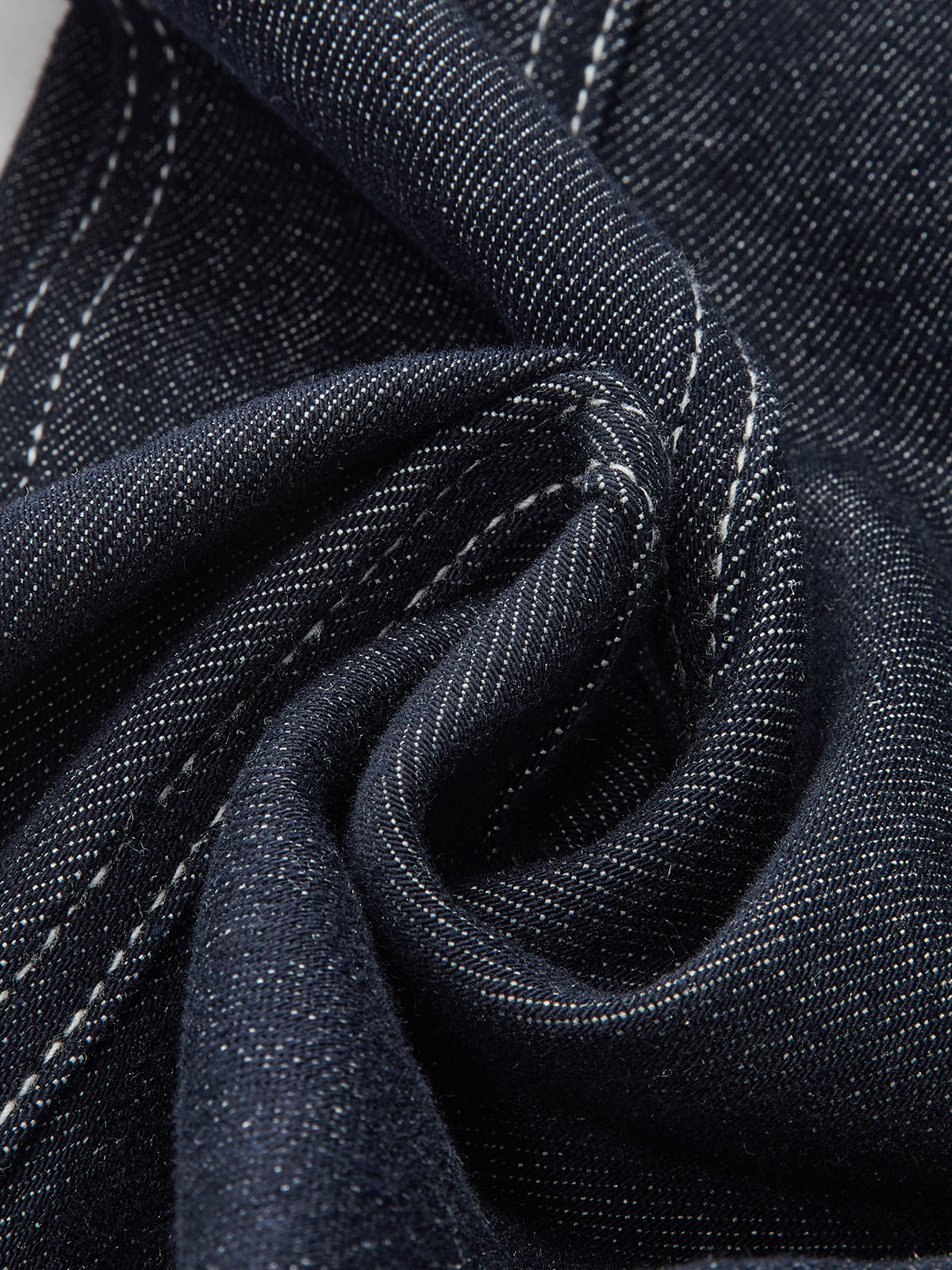 Denim-Hosen mit Kontrastnähten und Gürtel