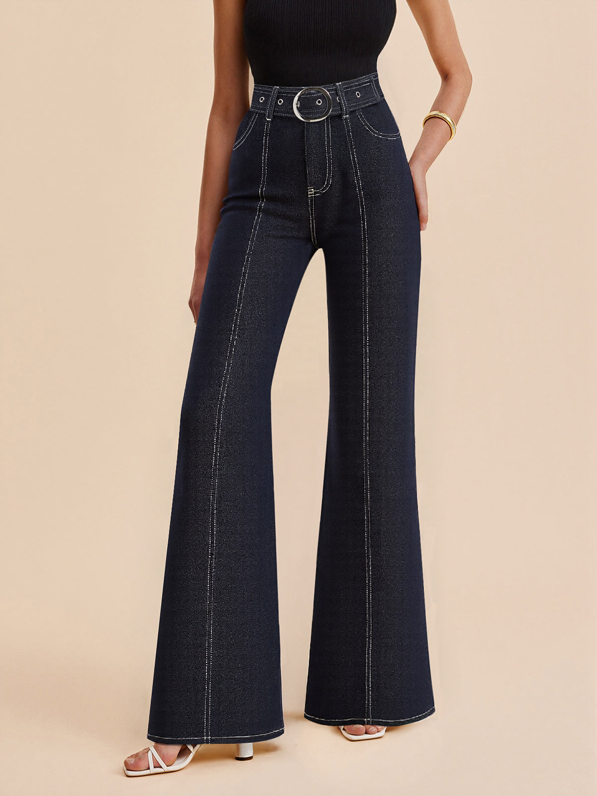 Denim-Hosen mit Kontrastnähten und Gürtel
