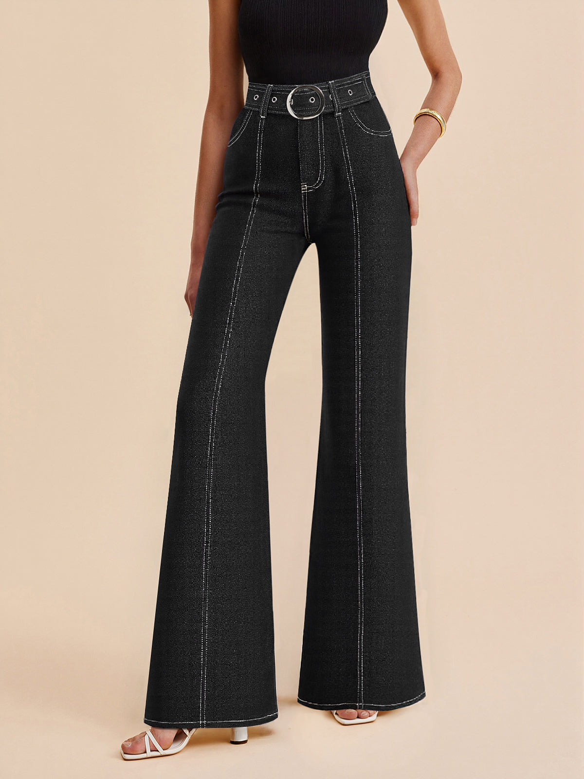 Denim-Hosen mit Kontrastnähten und Gürtel