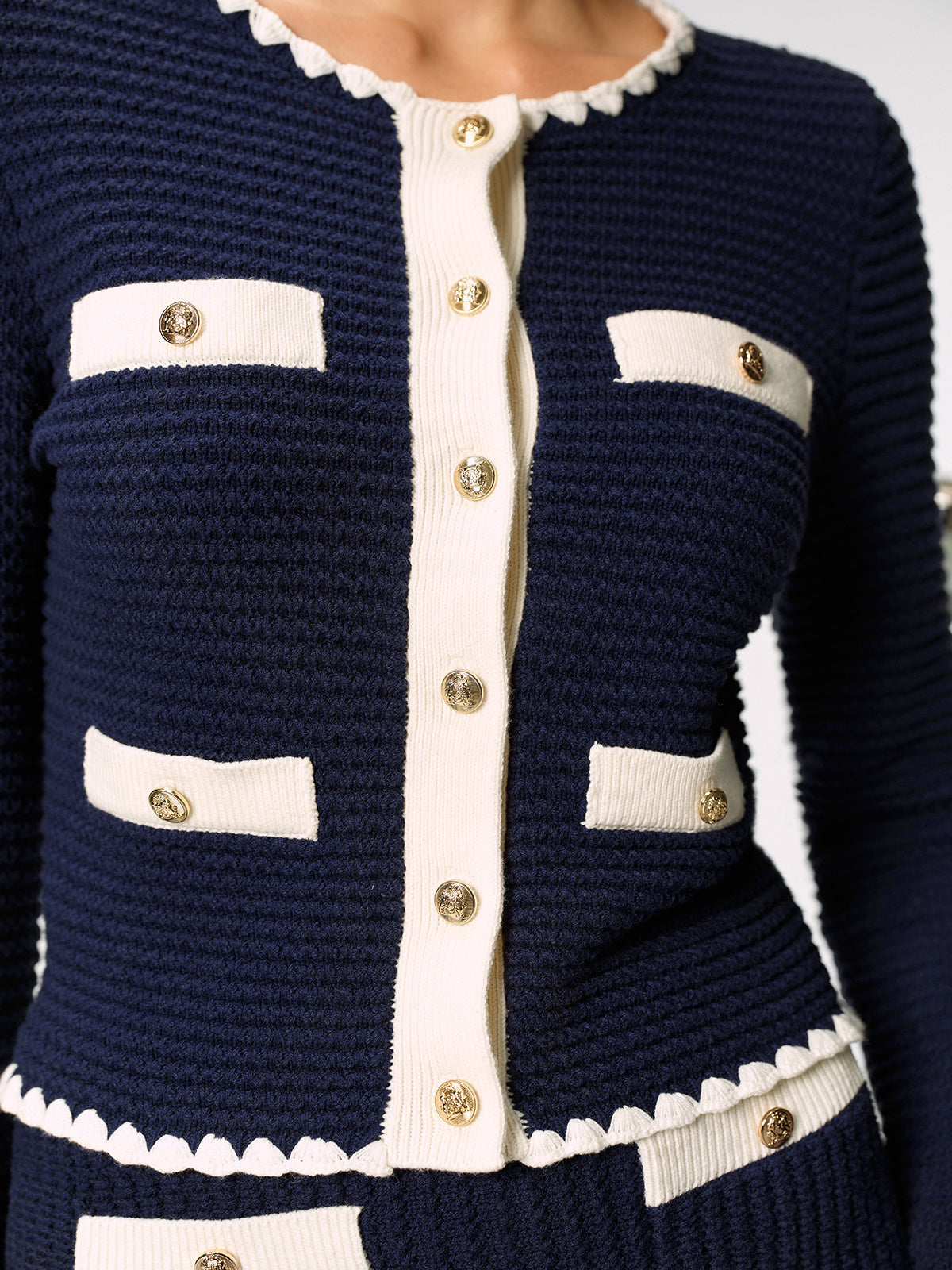 Kontrastierende Wellenkante Metallknopf Cardigan