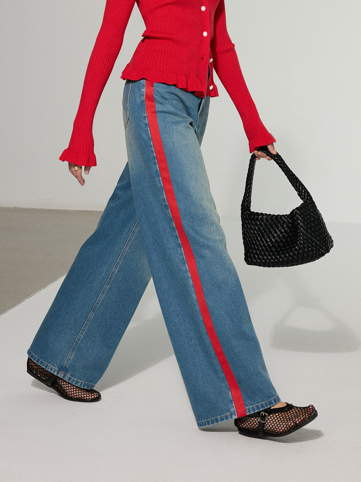 Kontrastierende seitlich gestreifte weite Jeans