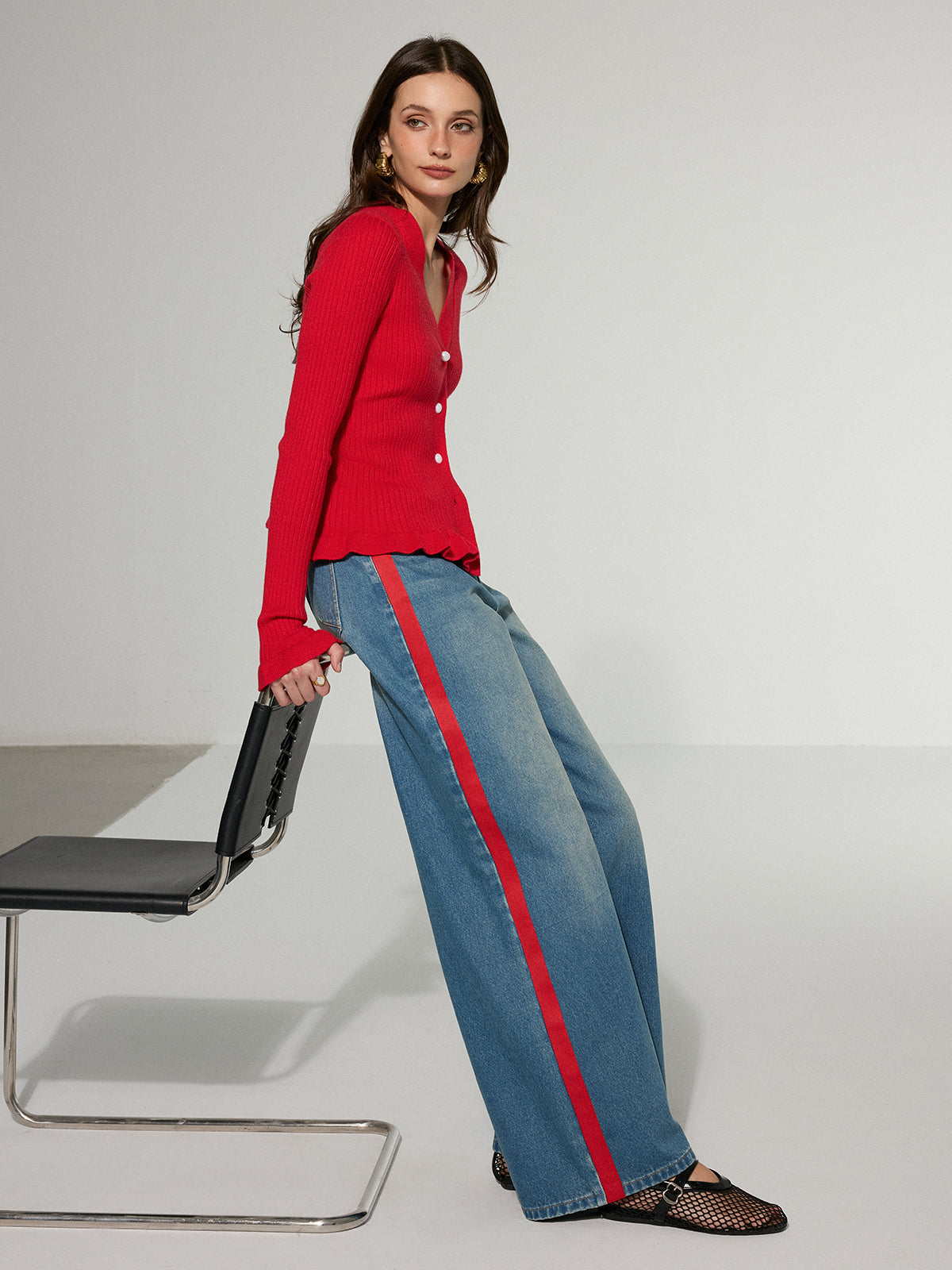 Kontrastierende seitlich gestreifte weite Jeans