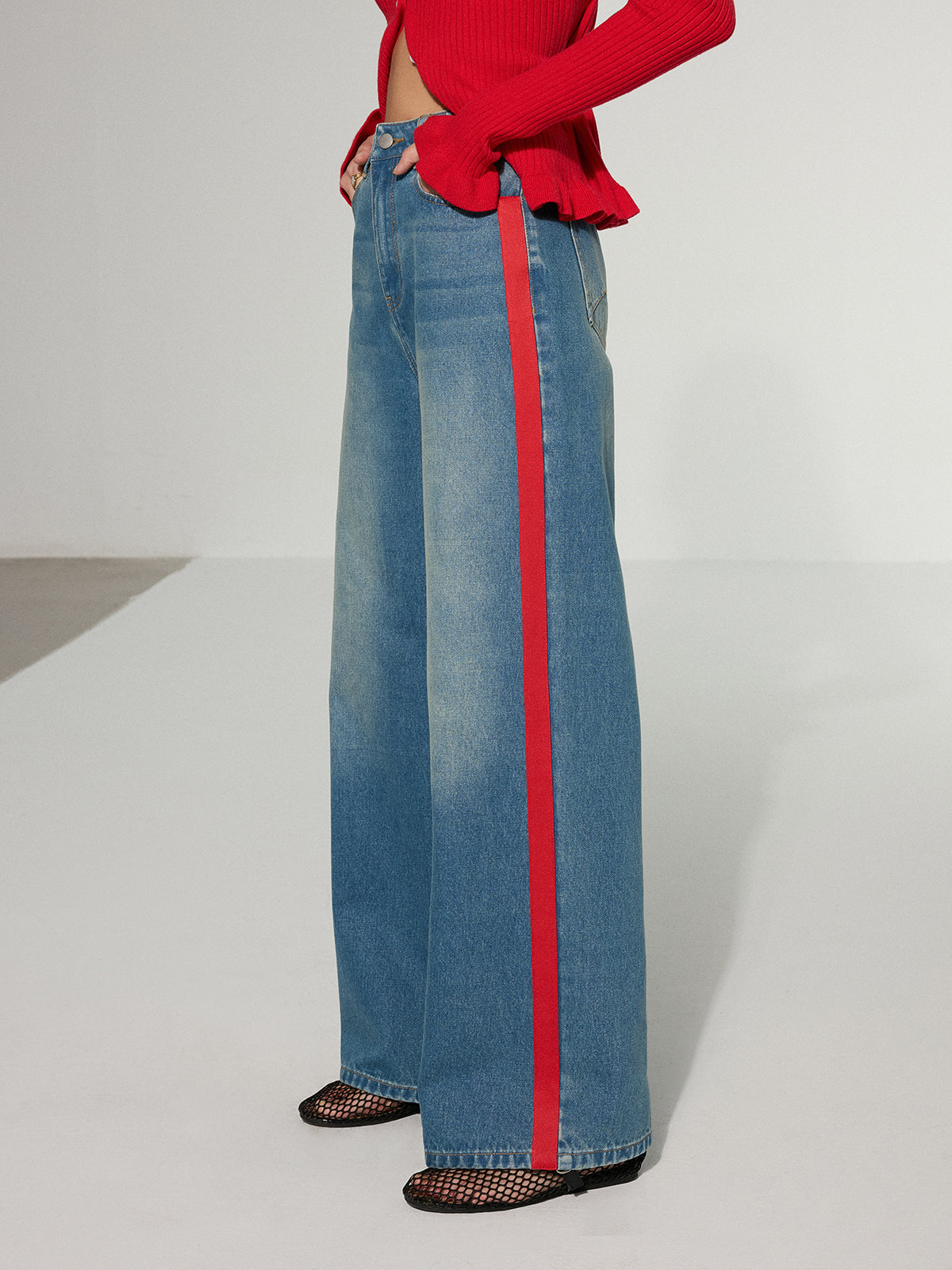Kontrastierende seitlich gestreifte weite Jeans