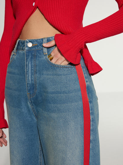 Kontrastierende seitlich gestreifte weite Jeans