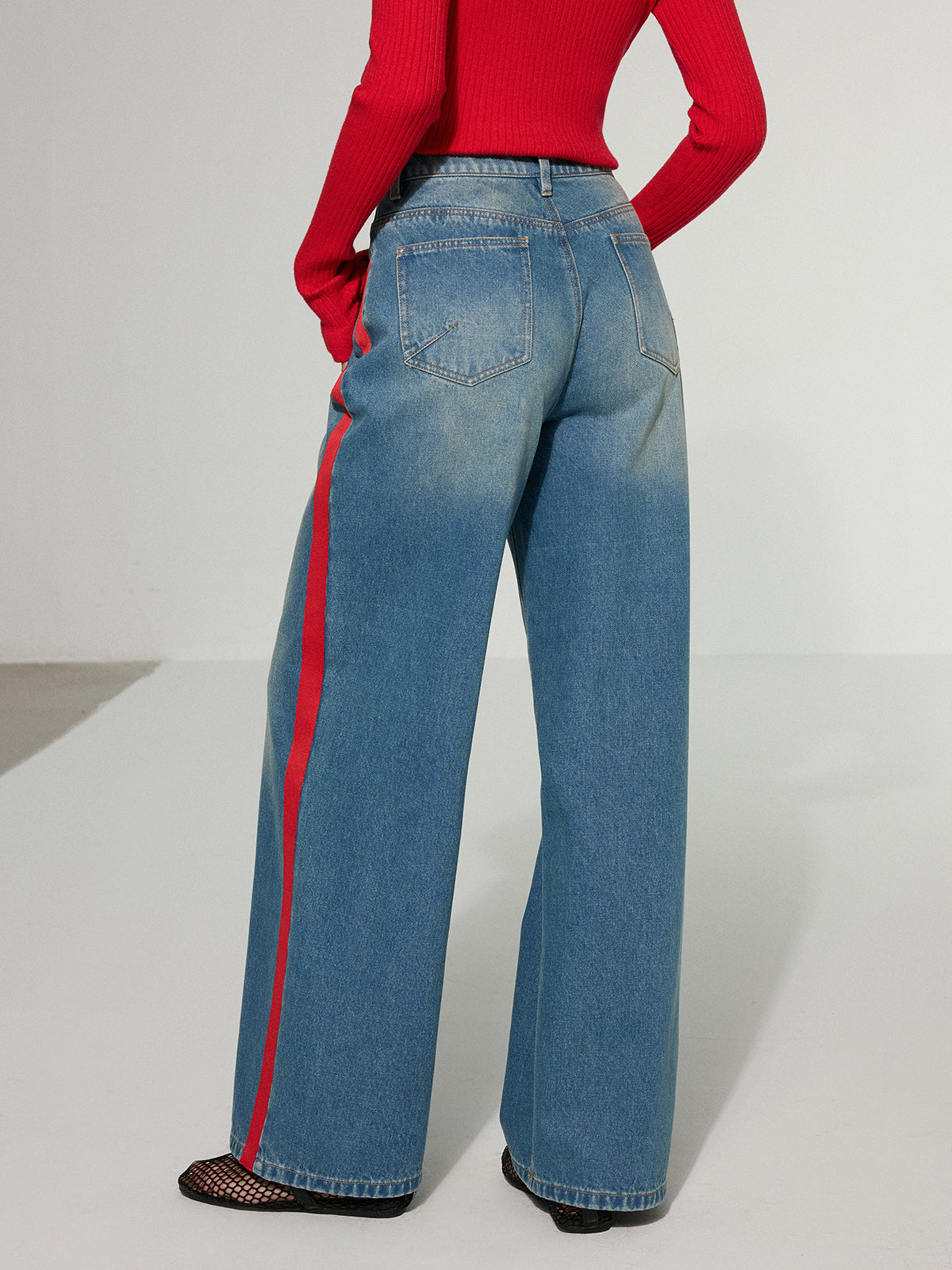 Kontrastierende seitlich gestreifte weite Jeans