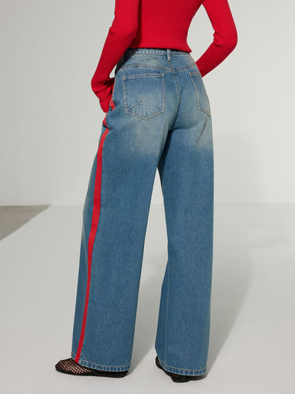 Kontrastierende seitlich gestreifte weite Jeans
