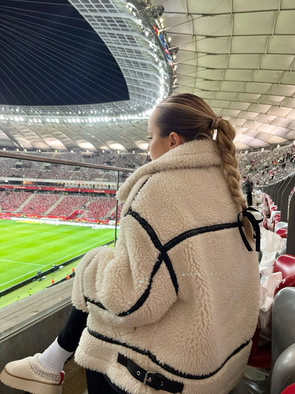 Mystique & Co™ Teddy Mantel