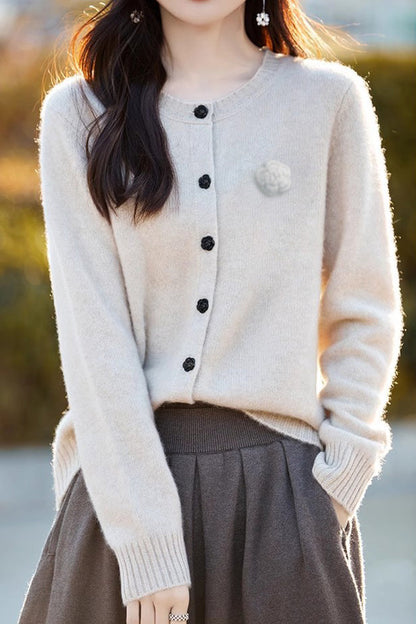 Eleganter Rundhals-Cardigan mit 3D-Blumenstrickdetails